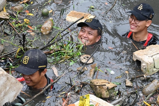 Nhóm bạn trẻ ngâm mình dọn rác ở TP.HCM: “Mong phòng bệnh để nhóm đi được đường dài”