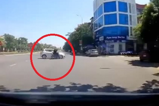 Clip: Xe máy phóng nhanh lao vào ô tô, 2 người bay lên nóc “xế hộp”