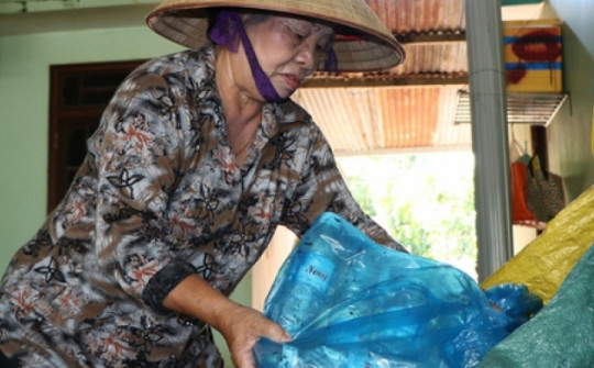 Cụ bà 80 tuổi miệt mài nhặt ve chai giúp người khó khăn