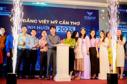 Trường CĐ Việt Mỹ Cần Thơ chào đón 300 tân sinh viên