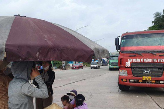 Vì sao người dân tập trung chặn xe vào cảng biển quốc tế ở Nghệ An?