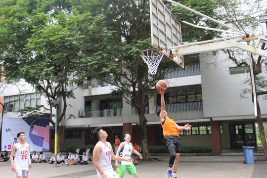 Học sinh trường THPT chuyên Hà Nội - Amsterdam tổ chức giải bóng rổ 5x5