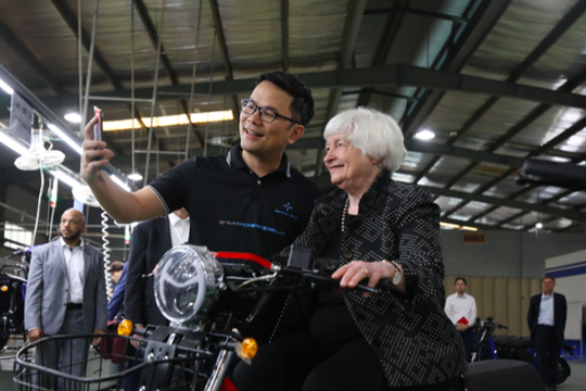 Bộ trưởng Tài chính Mỹ trải nghiệm xe máy điện Việt Nam