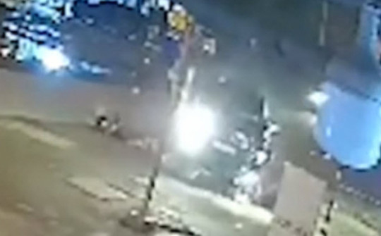 Video: Khoảnh khắc xe máy chở 3 người tông trực diện vào ô tô ở Chương Mỹ