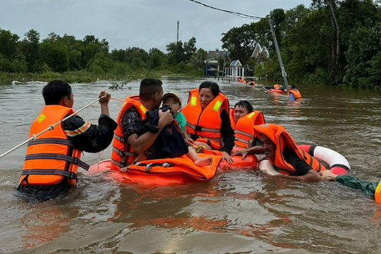 Xuyên đêm hỗ trợ người dân Phú Quốc bị ảnh hưởng bão số 1