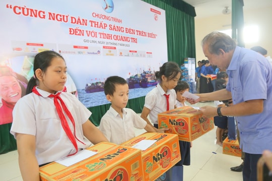 Nhiều suất học bổng ý nghĩa đến với học sinh khó khăn Quảng Trị