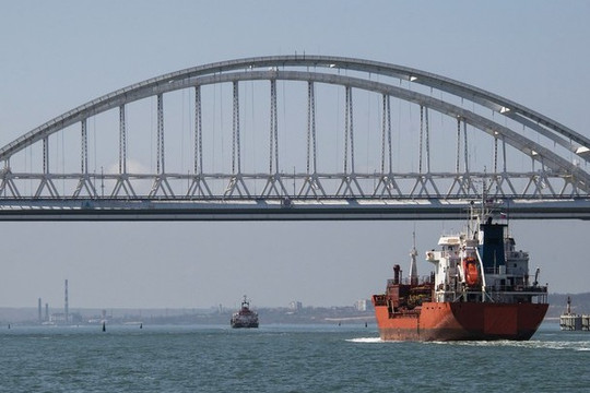 Kiev dọa đánh chìm tàu ​​dân sự đi đến Nga