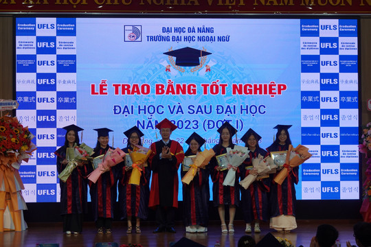 Trường ĐH Ngoại ngữ Đà Nẵng trao bằng tốt nghiệp cho sinh viên