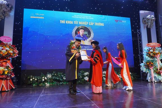 Hành trình đi tìm tương lai của chàng thủ khoa trường Đại học Phú Xuân