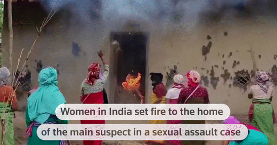 Phụ nữ Ấn Độ đốt nhà của kẻ lôi hai cô gái khoả thân trên đường
