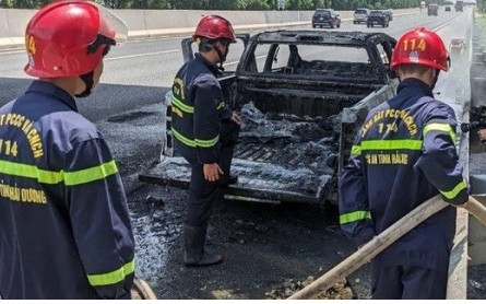 Xe ô tô cháy rụi trên cao tốc Hà Nội - Hải Phòng