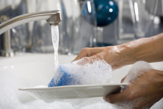 Nên rửa chén bát bằng nước nóng hay nước lạnh?