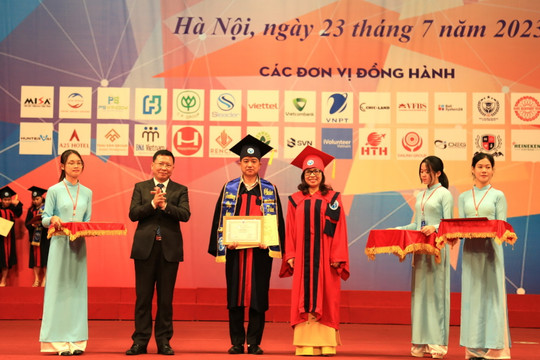 Trường ĐH Mở Hà Nội trao bằng tốt nghiệp cho hơn 2000 người học