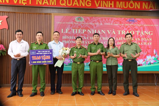 Formosa Hà Tĩnh trao tặng 1.000 bình chữa cháy