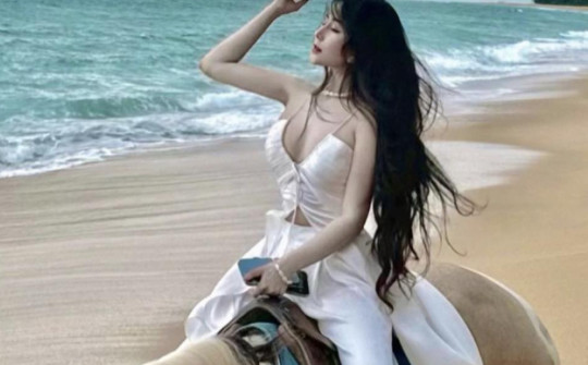 Nữ sinh hot nhất Sài thành Võ Ngọc Trân mặc đồ lụa đu trend cưỡi ngựa dạo biển