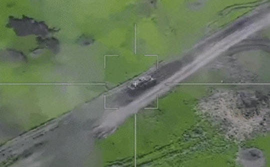 Video: Cận cảnh xe tăng Leopard 2A6 phát nổ sau khi trúng đòn chí mạng của UAV Lancet-3