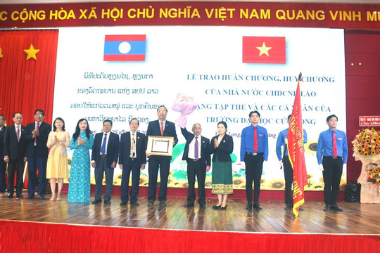 Trường ĐH Cửu Long đón nhận Huân chương Lao động của nước CHDCND Lào