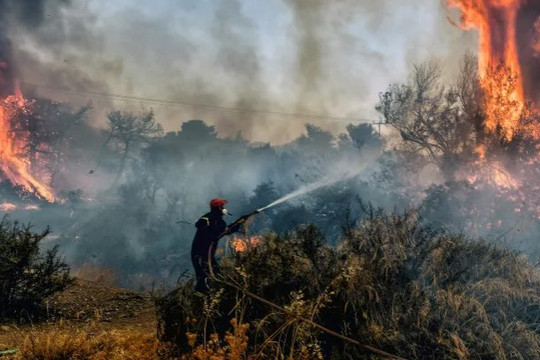 Cháy lớn tại Hy Lạp khiến du khách tháo chạy, cảnh tượng chưa từng có