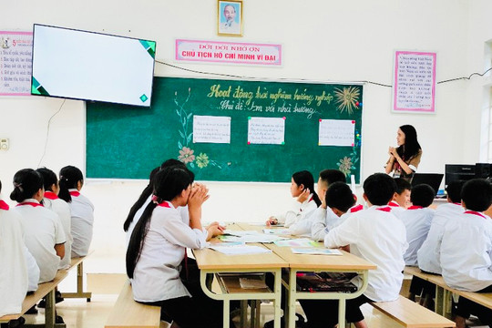 Kinh nghiệm vận động học sinh đến lớp của cô giáo người Thái