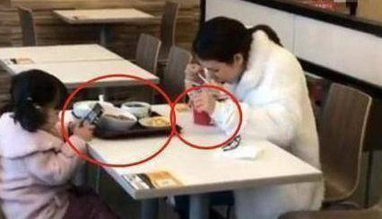Bức ảnh chụp lén 2 mẹ con ở nhà hàng ăn gây tranh luận về chiều hay hại con