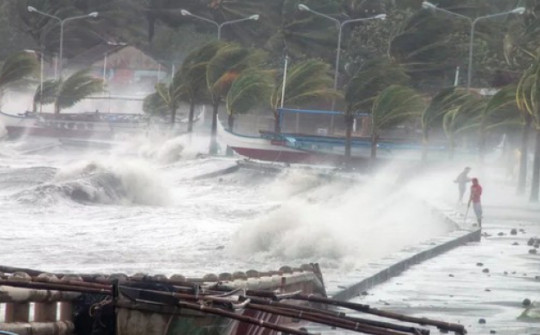 Bão Doksuri giật cấp 17 chính thức vào Biển Đông, trở thành cơn bão số 2