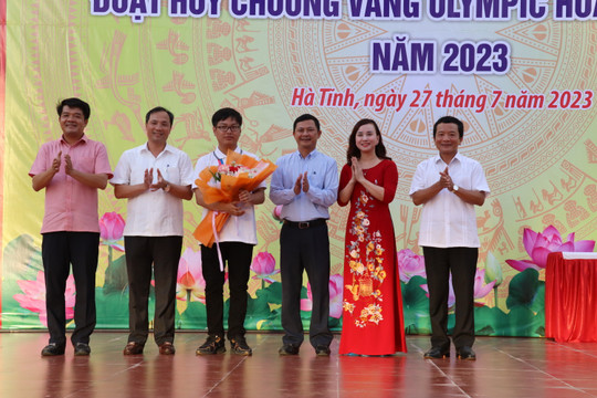 Bí thư Tỉnh ủy Hà Tĩnh gặp mặt tuyên dương học sinh đoạt HCV Olympic Hóa học