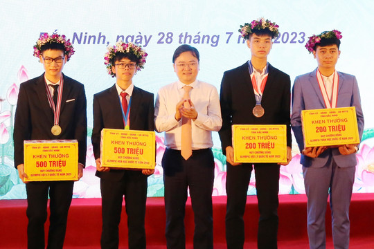 Bí thư Tỉnh ủy Bắc Ninh gặp mặt, khen thưởng giáo viên, học sinh giỏi