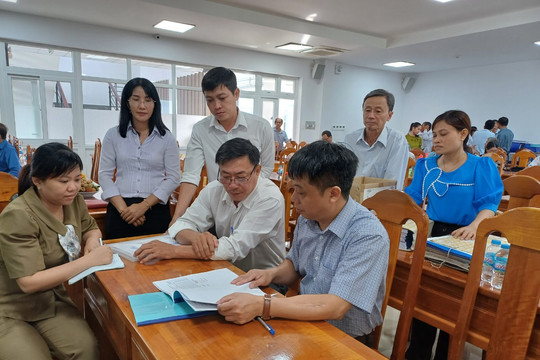 Đoàn công tác Bộ GD&ĐT kiểm tra phổ cập giáo dục tại Long Hồ (Vĩnh Long)