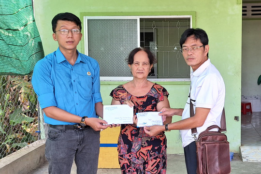 Trao tiền hỗ trợ thầy giáo ở An Giang gặp tai nạn