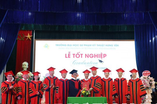 Trường ĐH Sư phạm Kỹ thuật Hưng Yên trao bằng tốt nghiệp cho 1760 sinh viên