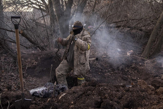 Lính Ukraine bất ngờ đột kích chiến hào, đấu súng dữ dội với quân đội Nga