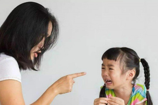 Những hành động thường ngày của bố mẹ vô tình dạy "hư" con trẻ