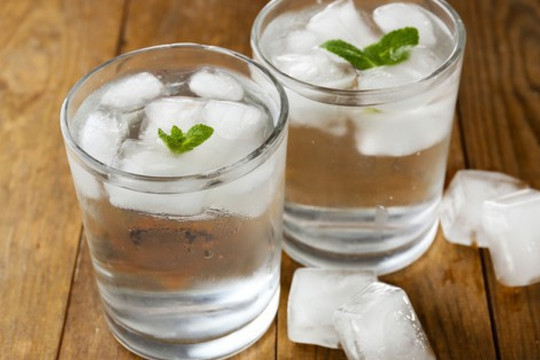 Ai không nên uống nước lạnh trong ngày nắng nóng?