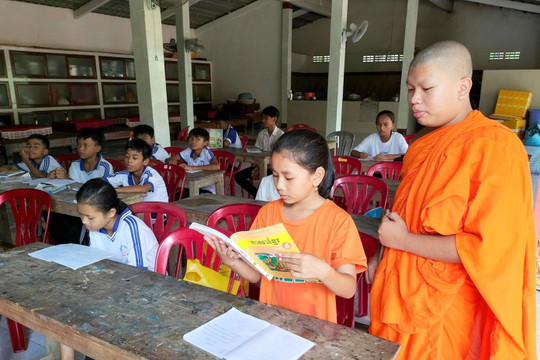 Vào chùa học chữ Khmer