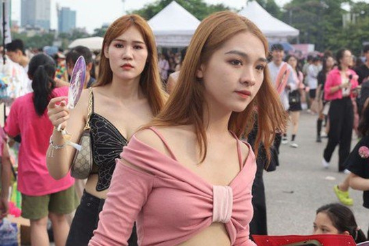 Fan Việt mặc kiệm vải tới đêm diễn thứ hai của BlackPink ở Mỹ Đình