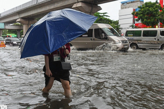 Hà Nội: Nhiều đường, phố ngập sâu trong nước, người dân "bì bõm" tìm lối đi