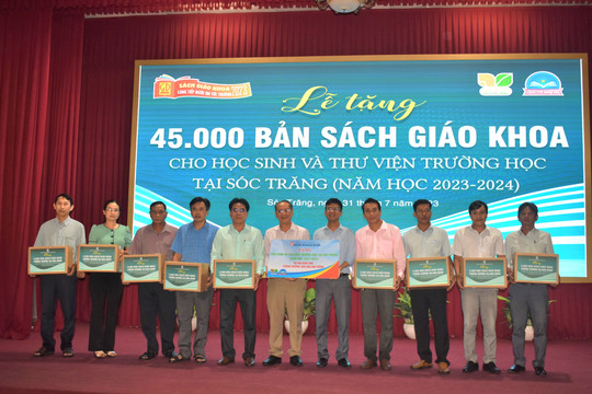 Nhà xuất bản Giáo dục Việt Nam trao tặng sách giáo khoa tại Sóc Trăng