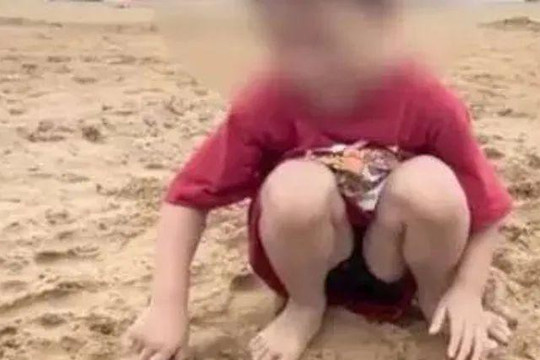 Người mẹ "tiếp tay" cho con tạo bẫy nguy hiểm trên bãi biển, netizen phẫn nộ: "Không còn là trò đùa đâu!"