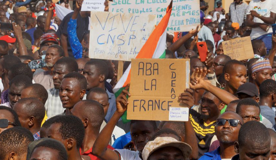 Tây Phi ‘ra đòn’ với lực lượng đảo chính Niger, Đại sứ quán Pháp bị tấn công