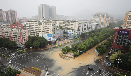 Trung Quốc: Một cửa hàng trang sức bị nước lũ cuốn sạch, thiệt hại 16,5 tỷ đồng