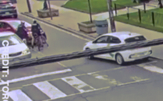 Video: Đối tượng lái ô tô ăn trộm đâm vào nhóm cảnh sát rồi bỏ trốn