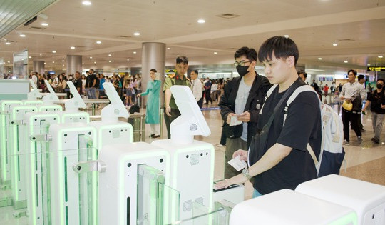 Khách bay làm thủ tục quét hộ chiếu tự động ở sân bay Tân Sơn Nhất cách nào?