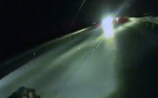 Video: Trúng súng điện của cảnh sát khi bỏ chạy, thanh niên còn bị ô tô cán qua người