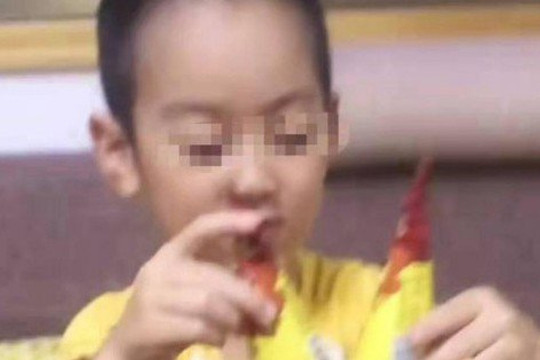 Bị tịch thu điện thoại, con trai 6 tuổi doạ ăn kem đến chết cóng