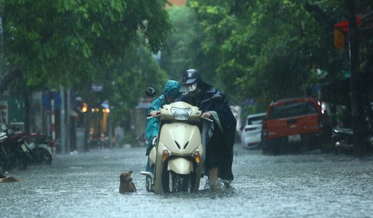 Hà Nội khả năng tiếp tục mưa lớn vào giờ tan tầm, người dân lưu ý lộ trình và thời gian di chuyển để tránh tắc đường