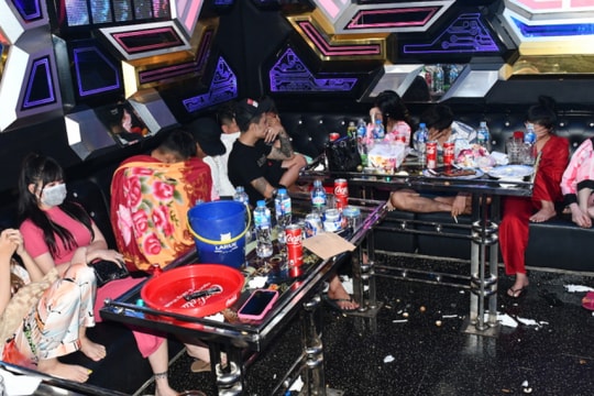 17 nam nữ thanh niên vào karaoke để "phê" ma túy