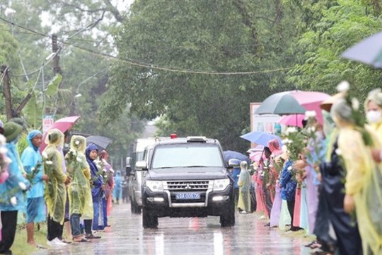 Dân làng đội mưa đón linh cữu liệt sĩ hy sinh về với đất mẹ