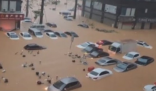 Trung Quốc: Nước lũ dâng cao nhấn chìm ngôi làng, nhiều tòa nhà bỗng chốc hóa thành 'cô đảo'