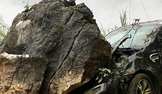 Tảng đá lớn rơi xuống đè bẹp xe ôtô 7 chỗ đang chạy trên đèo