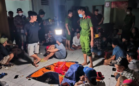 Clip: Trưởng công an huyện cho “ém quân” đánh úp 29 đối tượng đánh bạc